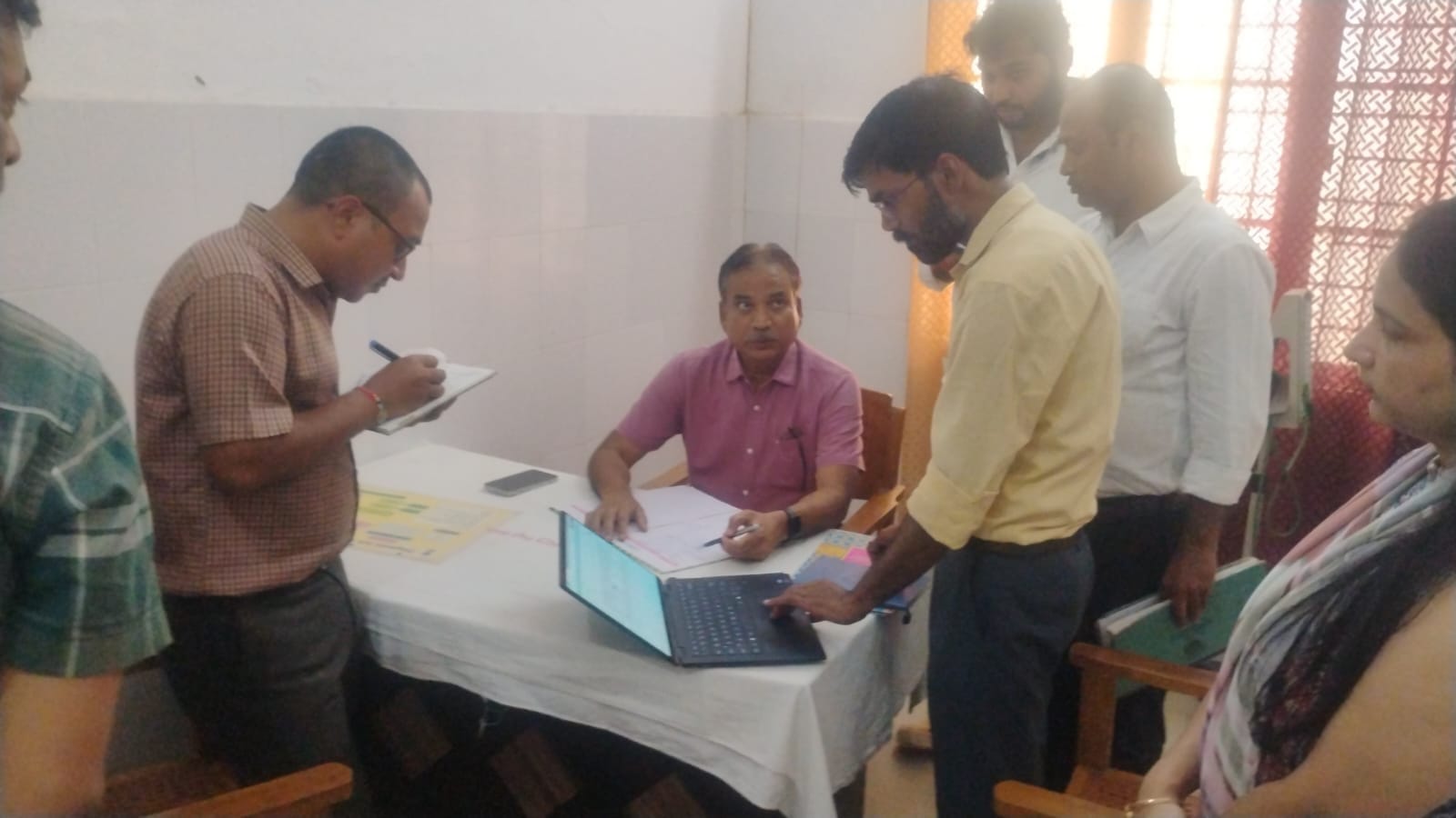 सीएचसी मल्हीपुर में निरीक्षण के दौरान जानकारी लेते सीएमओ।