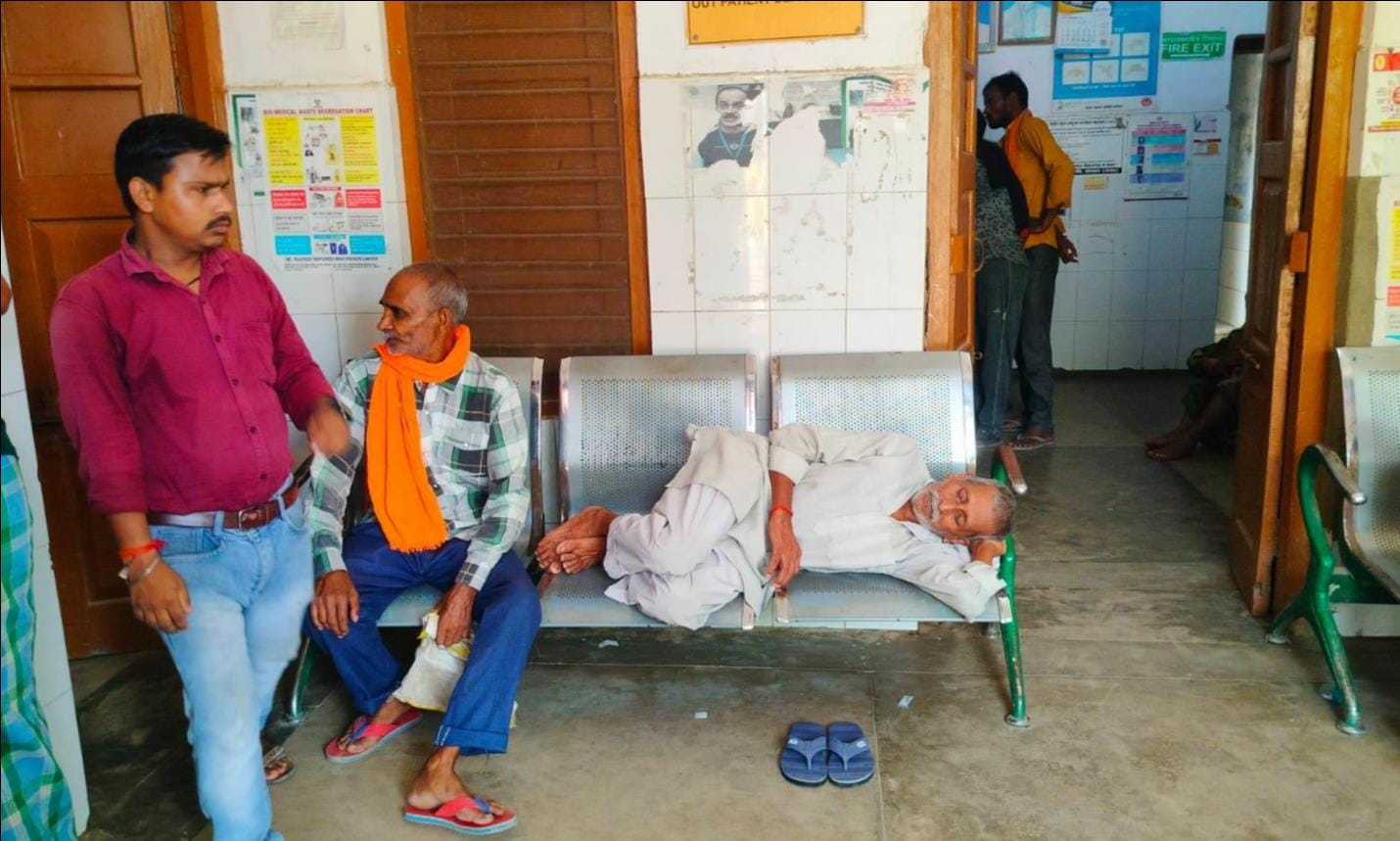  सीएचसी शिवपुर में बेड के अभाव में बेंच पर लेटे मरीज को लगी ड्रिप। 