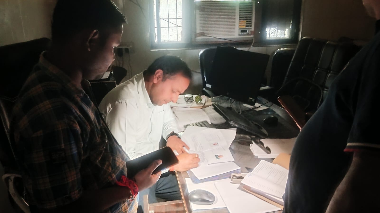 सीएमओ कार्यालय पर मोबाइल की रोशनी में काम करते अधिकारी व मेडिकल कॉलेज में ट्रांसफार्मर की मरम