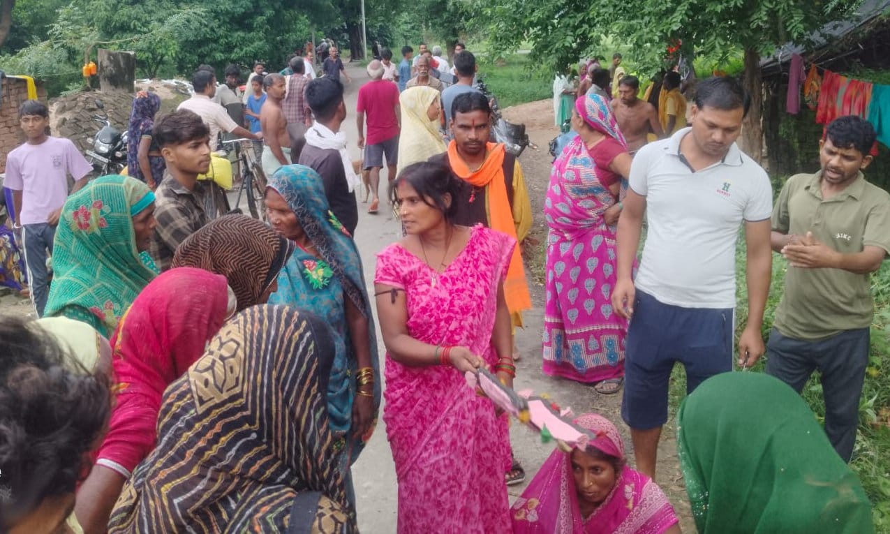 सगरा सुंदरपुर के ओरी का पुरवा गांव में घटना के बाद जुटी ग्रामीणों की भीड़। संवाद