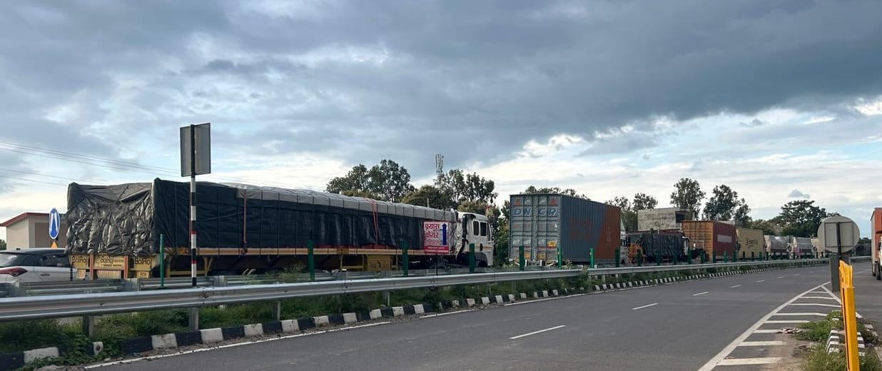 10-km-long traffic jam at Sonauli border; 1,500 cargo vehicles stranded.