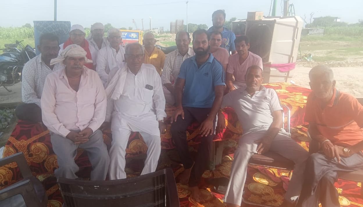 सोतई गांव में जमीन मुआवजे की मांग को लेकर धरने पर बैठे किसान । स्रोत: किसान