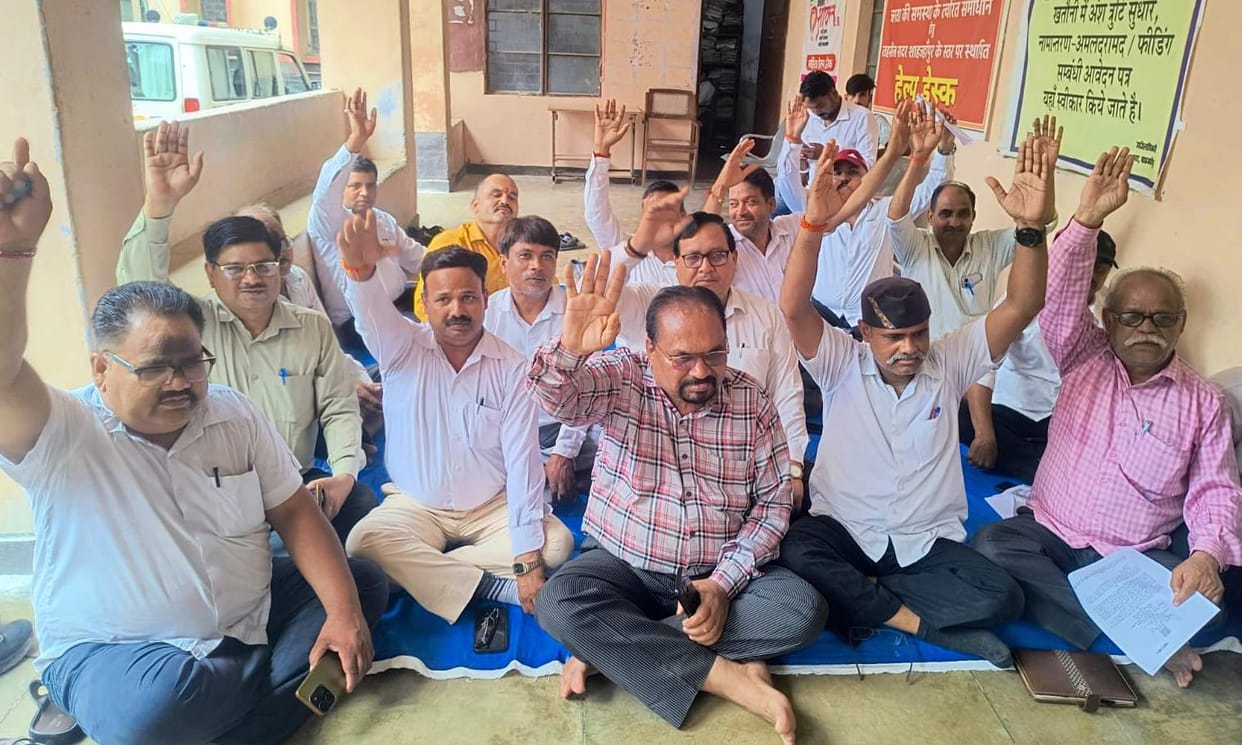 Lawyers' sit-in continued for the third day as well.