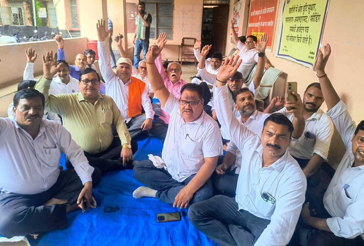 Lawyers continue sit-in for the second day; demand removal of SDM.