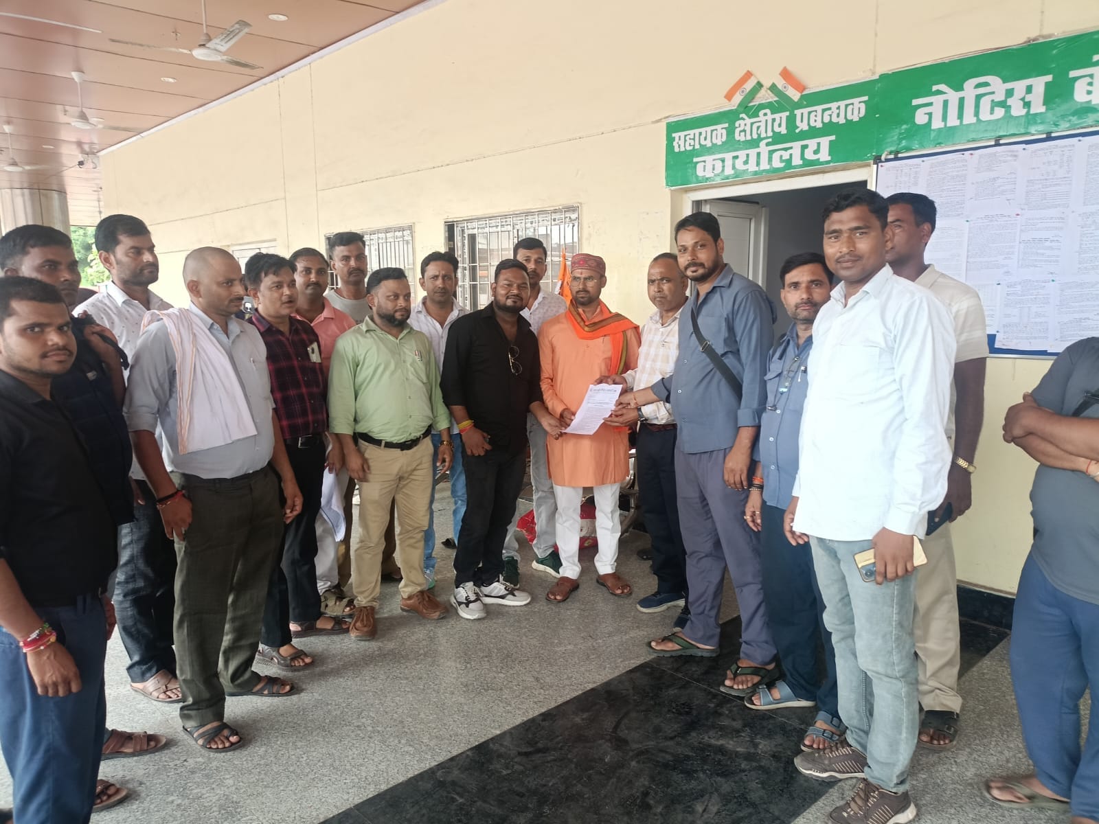 शाहजहांपुर में रोडवेज बस अड्डे पर वरिष्ठ केंद्र प्रभारी को ज्ञापन देते कर्मचारी नेता। स्रोत: सं