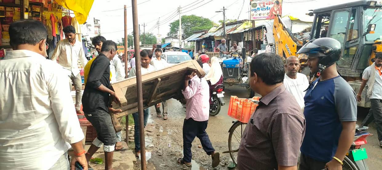 Siddharthnagar News: More than 25 encroachments removed during an anti-encroachment drive on Station Road