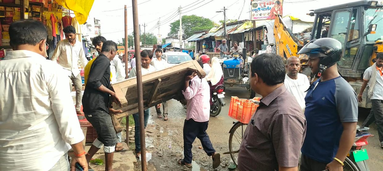Siddharthnagar News: More than 25 encroachments removed during an anti-encroachment drive on Station Road