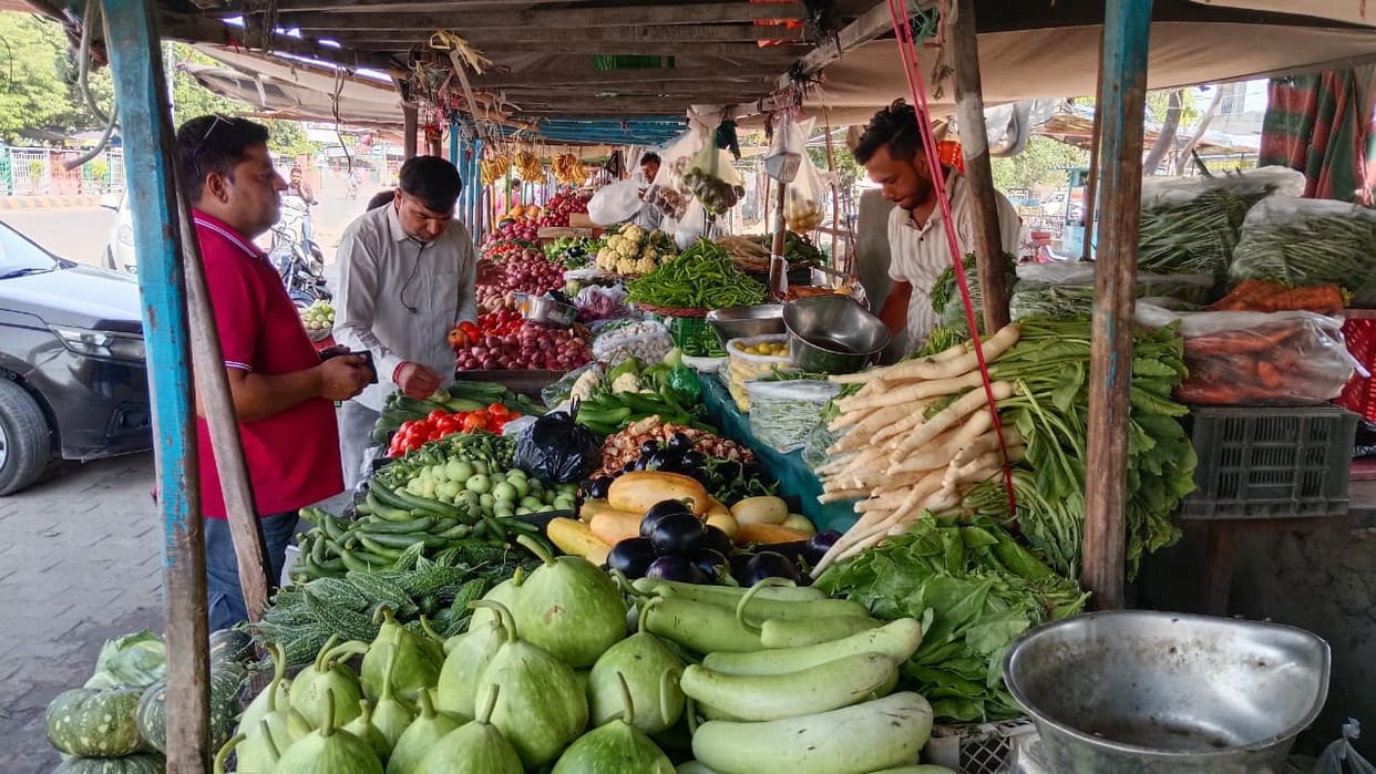 Market prices surge due to reduced vegetable arrivals; onions and cauliflower at