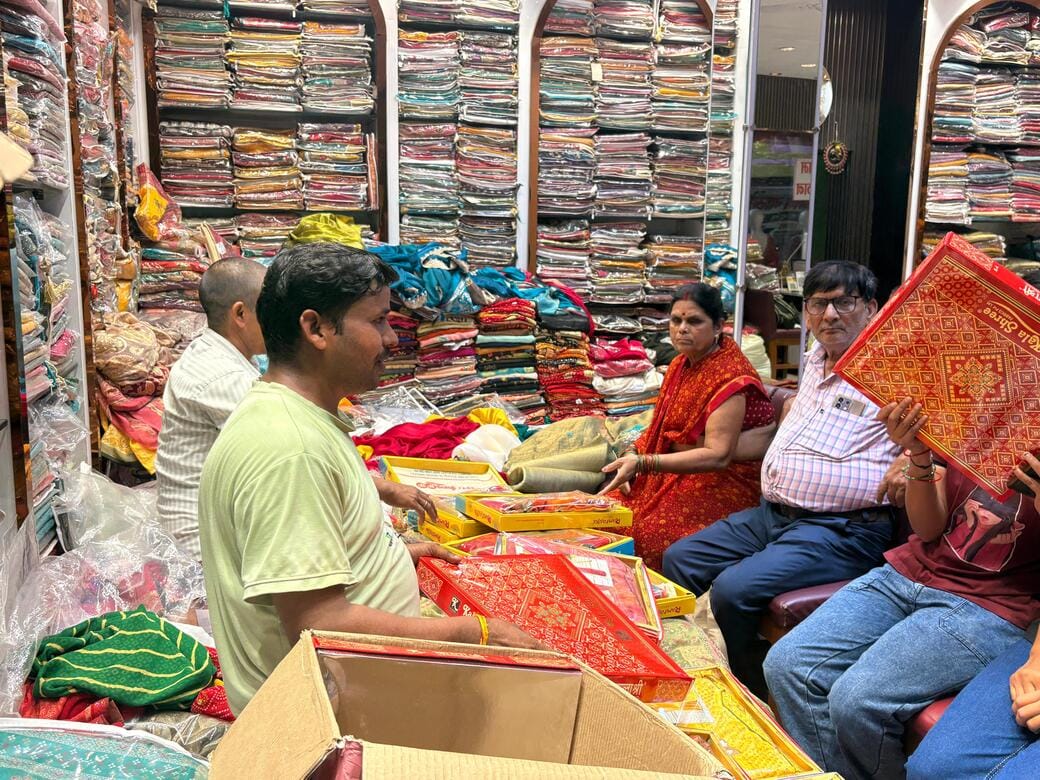 Siddharthnagar News: Markets decked up for Hartalika Teej; demand for green and red sarees and items symbolizing marital bliss has risen