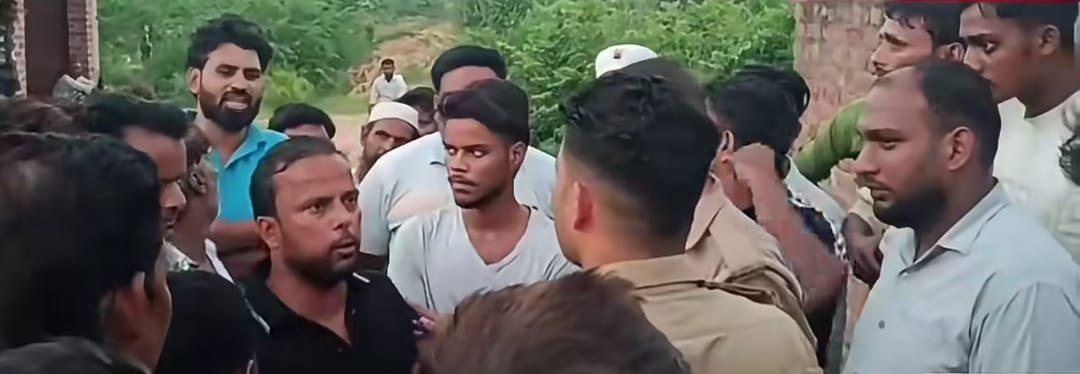 शिकारपुर में अल्वी समाज के कब्रिस्तान में चंदे को लेकर विवाद होने पर दोनों पक्ष के लोग और पुलिस