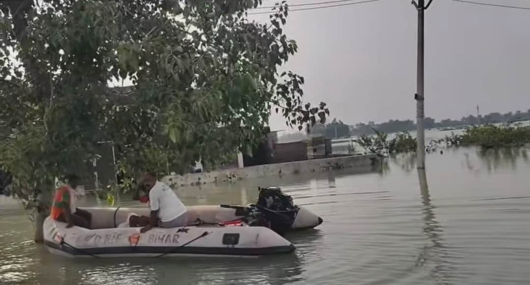 तेजस्वी यादव को उपलब्ध कराई गई नाव।
