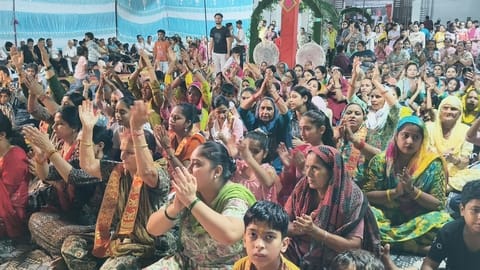 Devotees throng the *bhajan* evening.