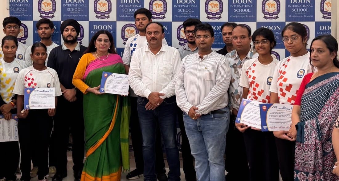 दून इंटरनेशनल स्कूल में बच्चों को पुरस्कृत करते जेसीआई के सदस्य। स्रोत : जेसीआई
