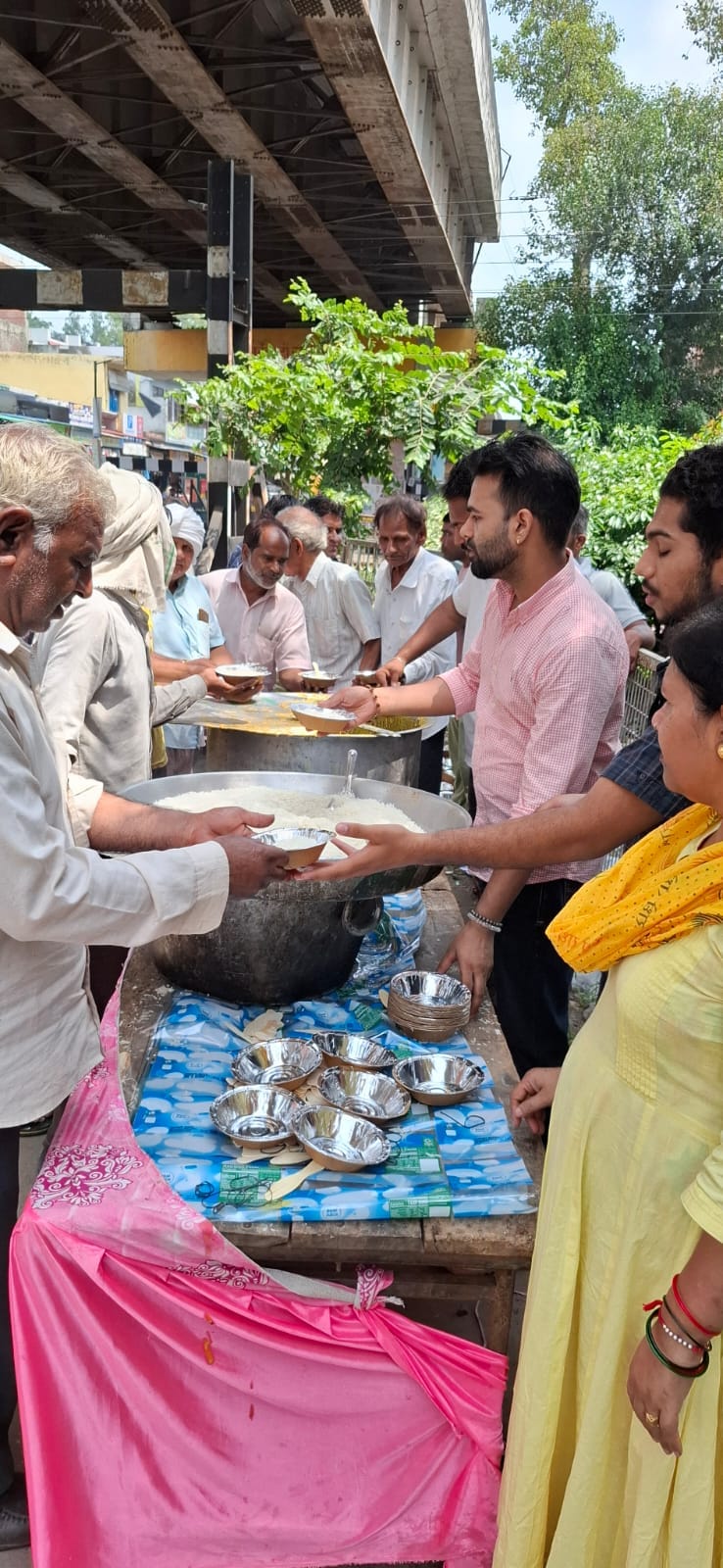 'Kadhi-Chawal' prasad distributed on the occasion of Shri Krishna's Chhathi.