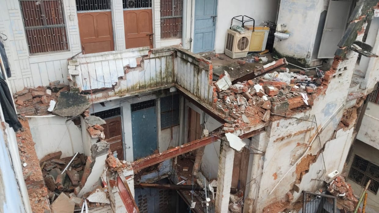 Accident during demolition of dilapidated house; three laborers injured.