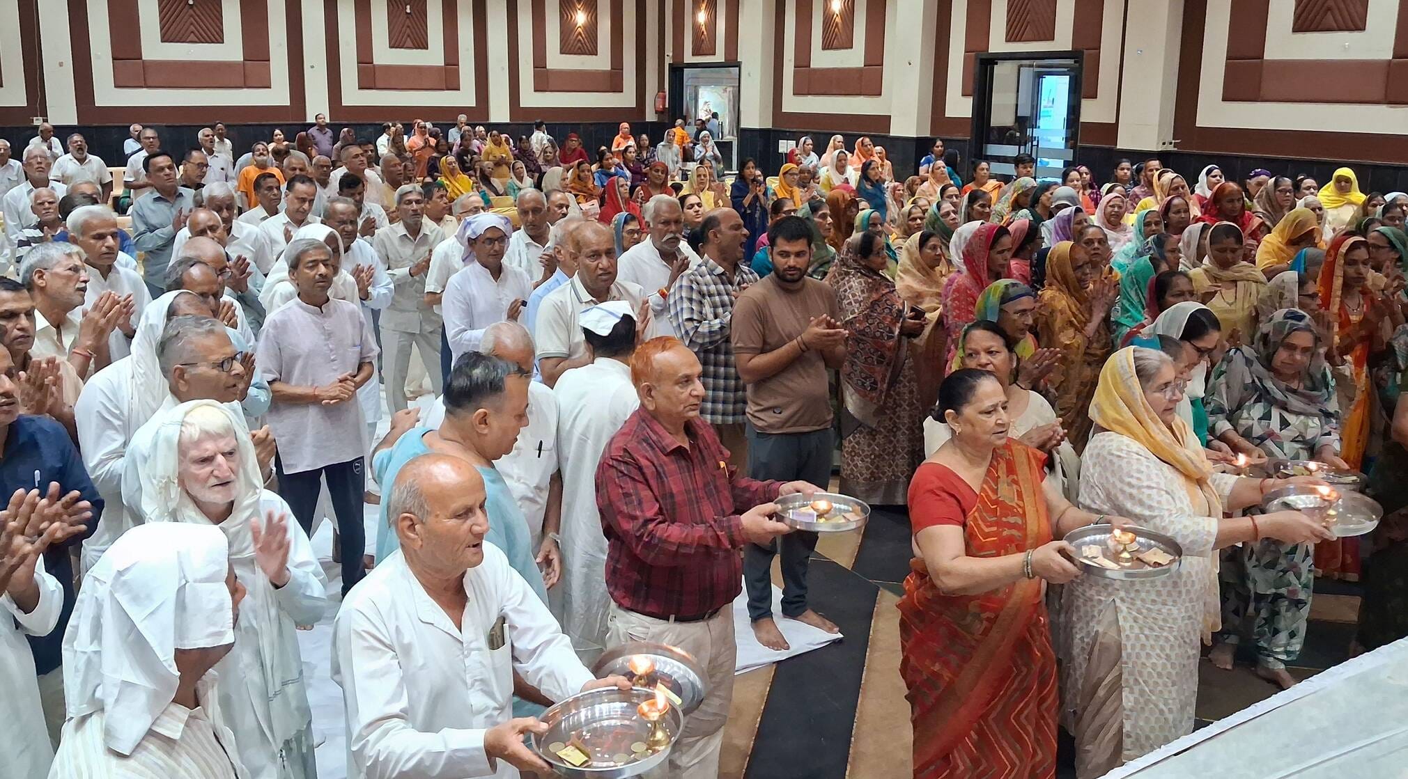 देवी भवन स्थित गोयनका सेवा सदन में आरती करते श्रद्धालु। 