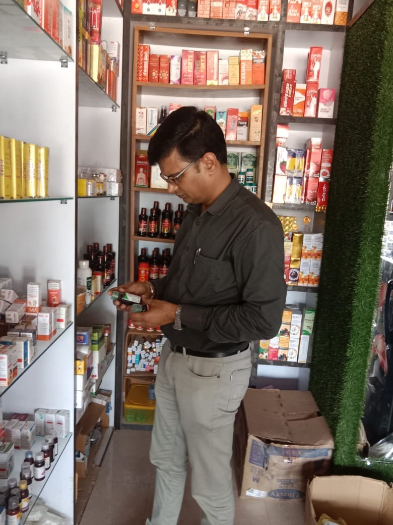 दवाओं की गहनता से जांच करते औषधि निरीक्षक