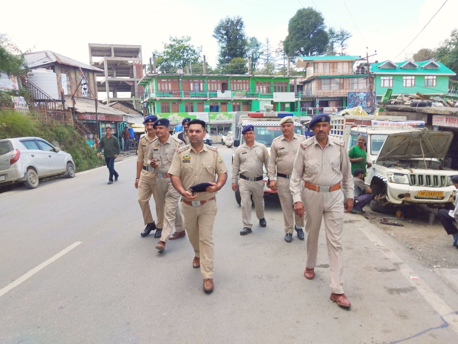 ठियोग में अवैध पार्किंग और यातायात नियमों की अवहेलना पर पुलिस ने की कार्रवाई। संवाद
