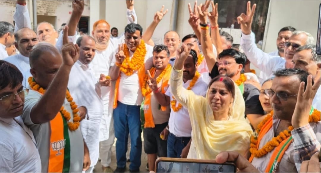 उकलाना नगर पालिका में उपाध्यक्ष चुने गए हरीश गर्ग व भाजपा नेता खुशी जाहिर करते हुए। 