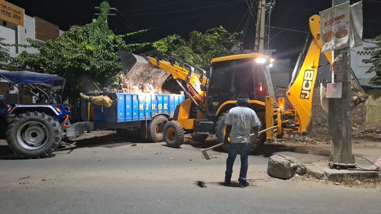 Before the CM's arrival, the administration is busy brightening up the city, putting in all efforts to remove garbage piles, and started cleaning the dumping points from 5 AM.