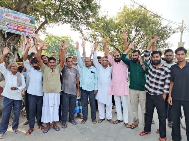 विधुत कटौती को लेकर पिपरा कनक चौराहे पर विरोध प्रदर्शन करते लोग।संवाद