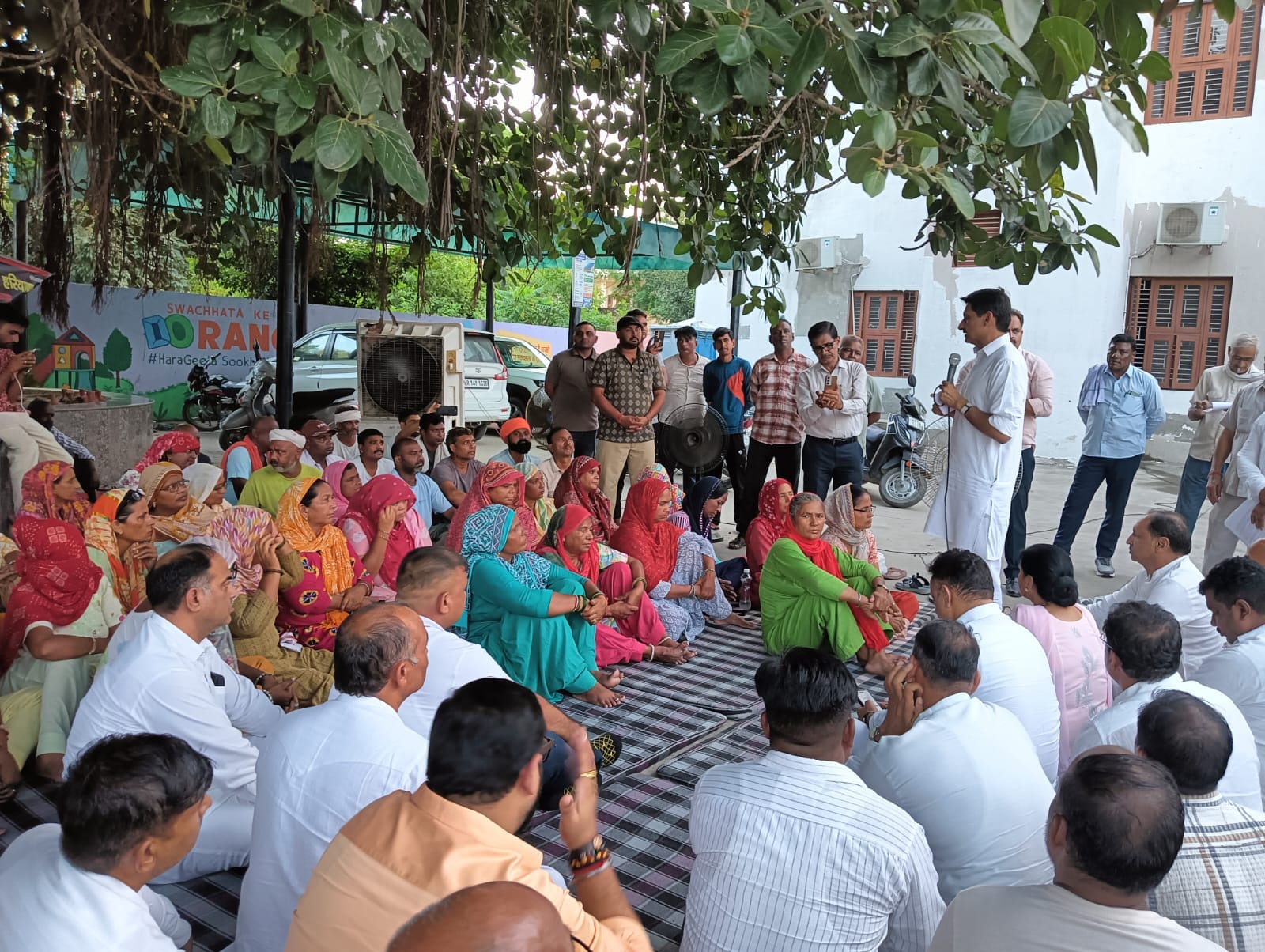 10jjrp14- नगर परिषद के प्रांगण में सफाई कर्मचारियों को संबोधित करते सांसद दीपेंद्र हुड्डा। संव