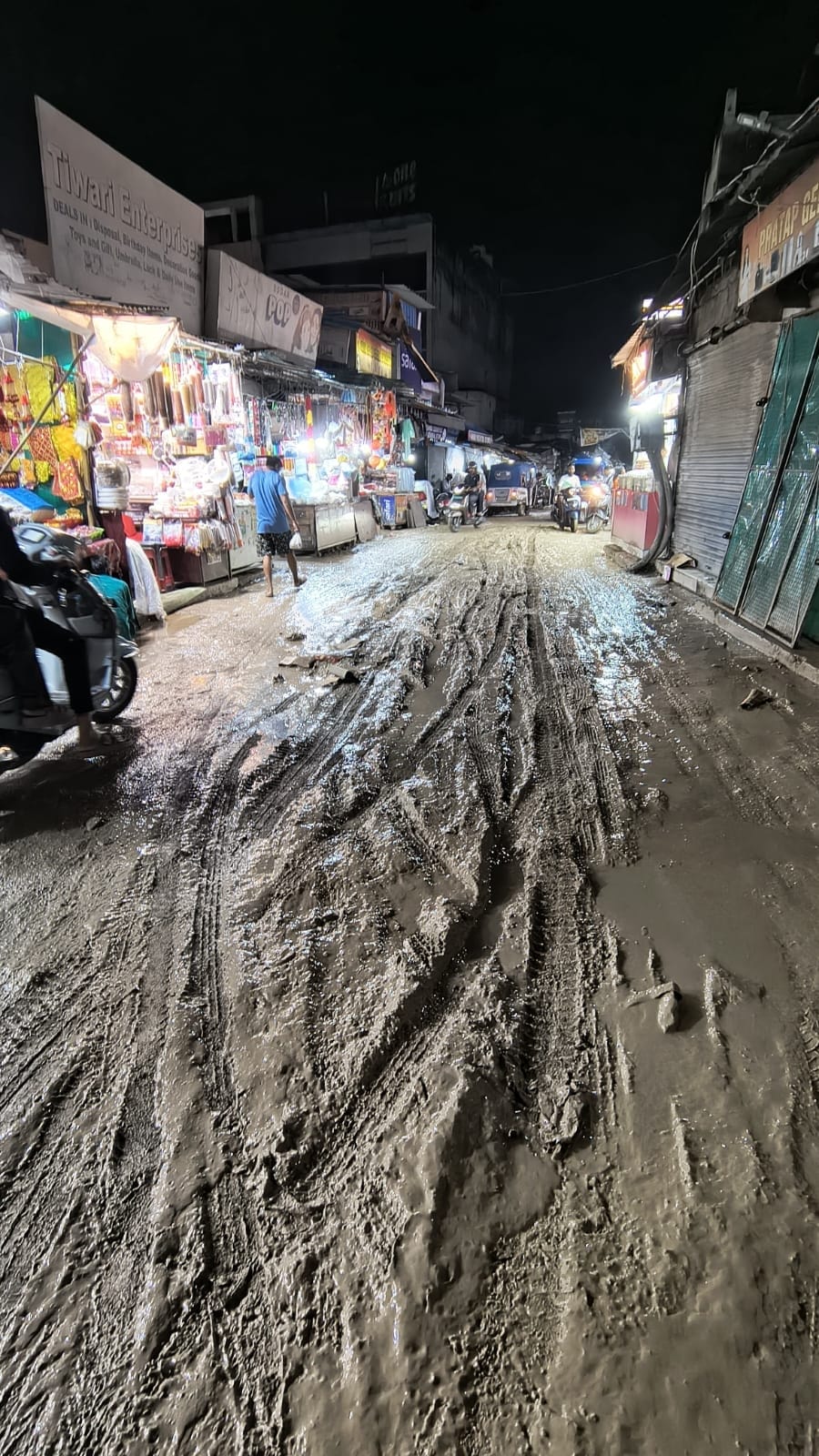 People inconvenienced by road digging in Alambagh market