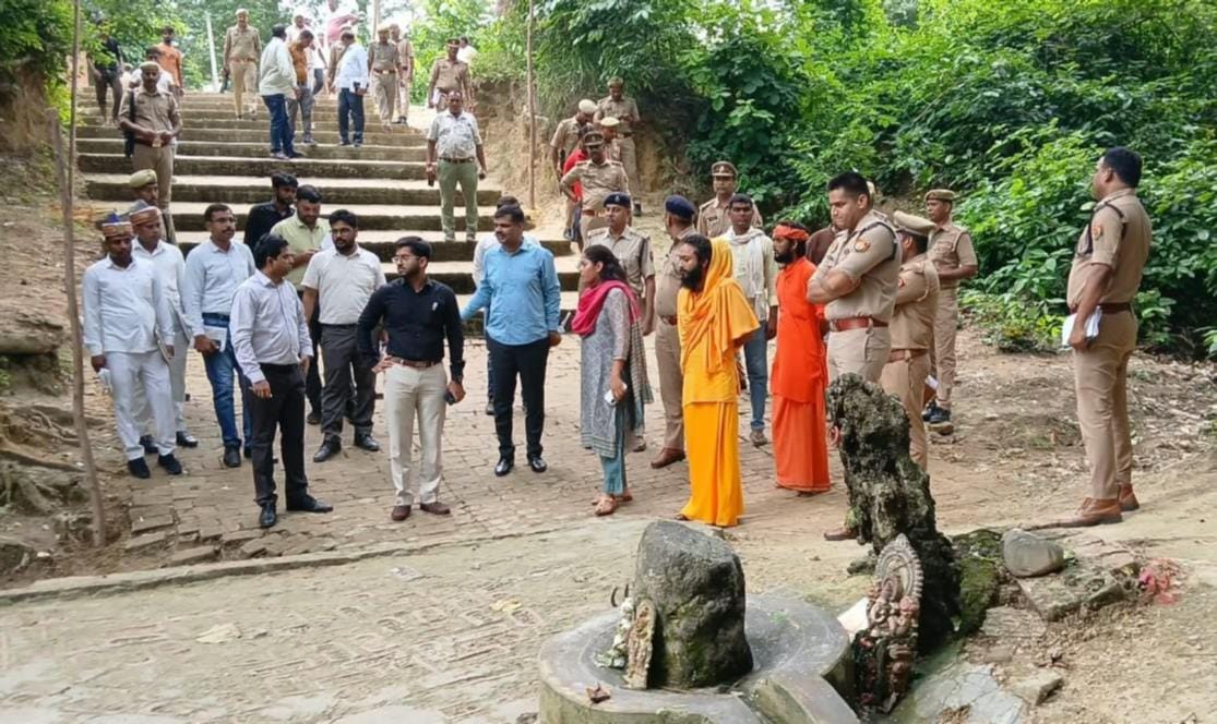 बाबा विभूतिनाथ मंदिर में तैयारियों का जायजा लेती डीएम।-