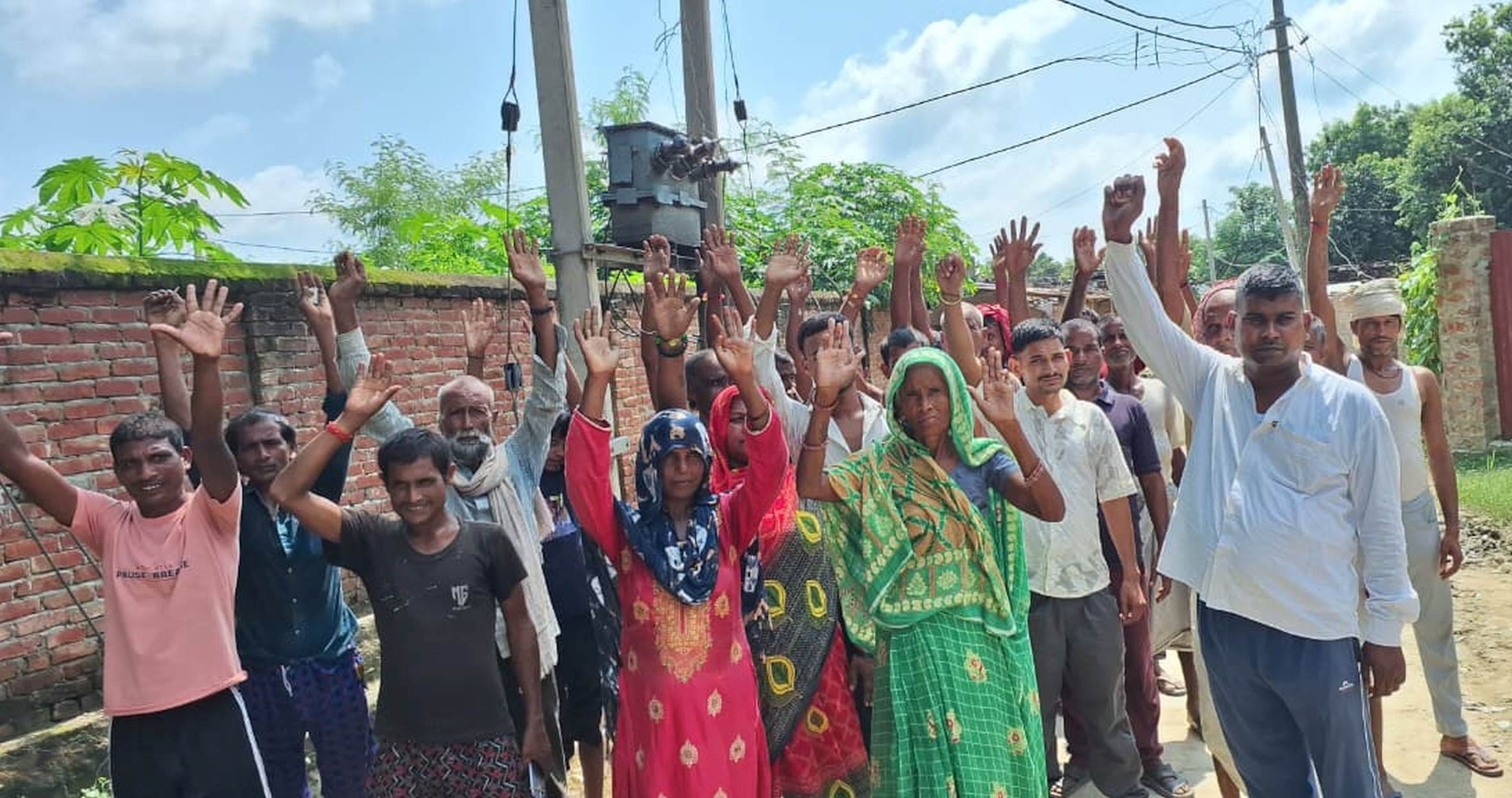 बाबागंज के सहाबा के लक्ष्मनपुर गांव में बिजली कटौती के विरोध में प्रदर्शन करते ग्रामीण। 