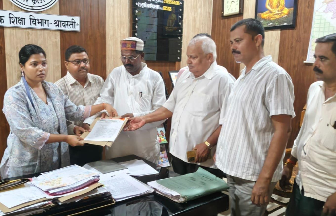 बीएसए को ज्ञापन सौंपते शिक्षक।-