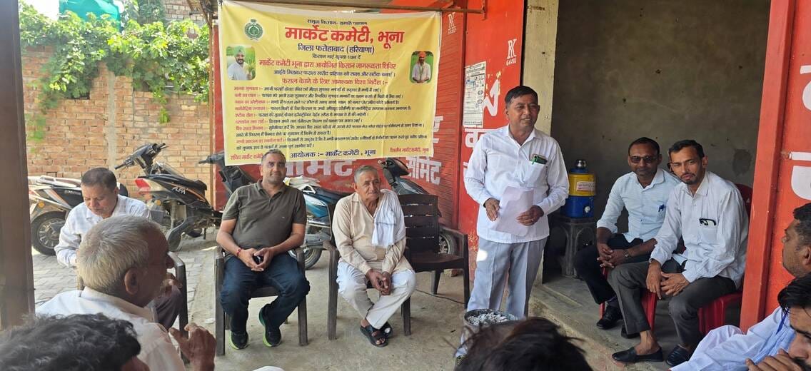 भूना। जांडलीखुर्द गांव में किसानों को जागरूक करते हुए मार्केट कमेटी के सचिव ईश्वर सिंह ढाका। प्