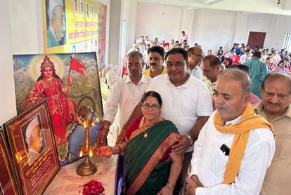 भारत माता और पंडित गोविंद बल्लभ पंत के चित्र के सम्मुख दीप प्रज्वलित कर कार्यक्रम का शुभारंभ कर