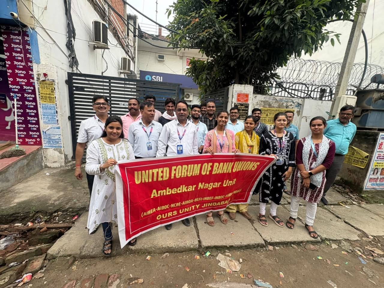 भारतीय स्टेट बैंक अकबरपुर के बाहर प्रदर्शन करते बैंक कर्मी। स्रोत विभाग