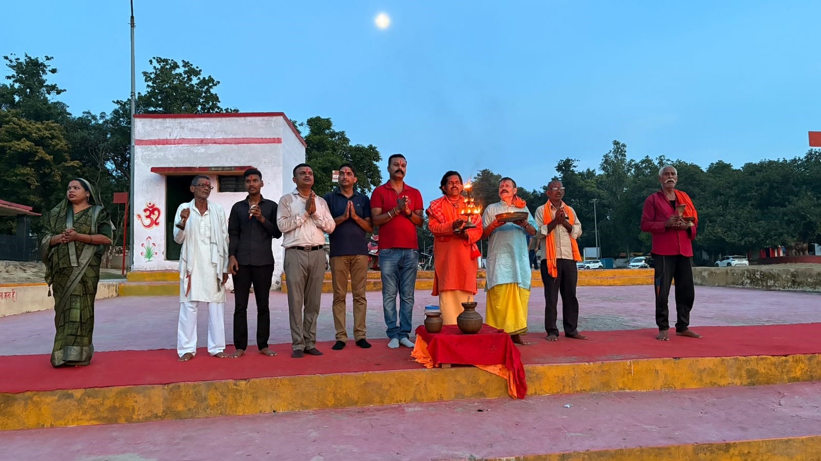 बृहस्पतिवार शाम को श्रवण धाम में आरती के दौरान मौजूद श्रद्धालु।