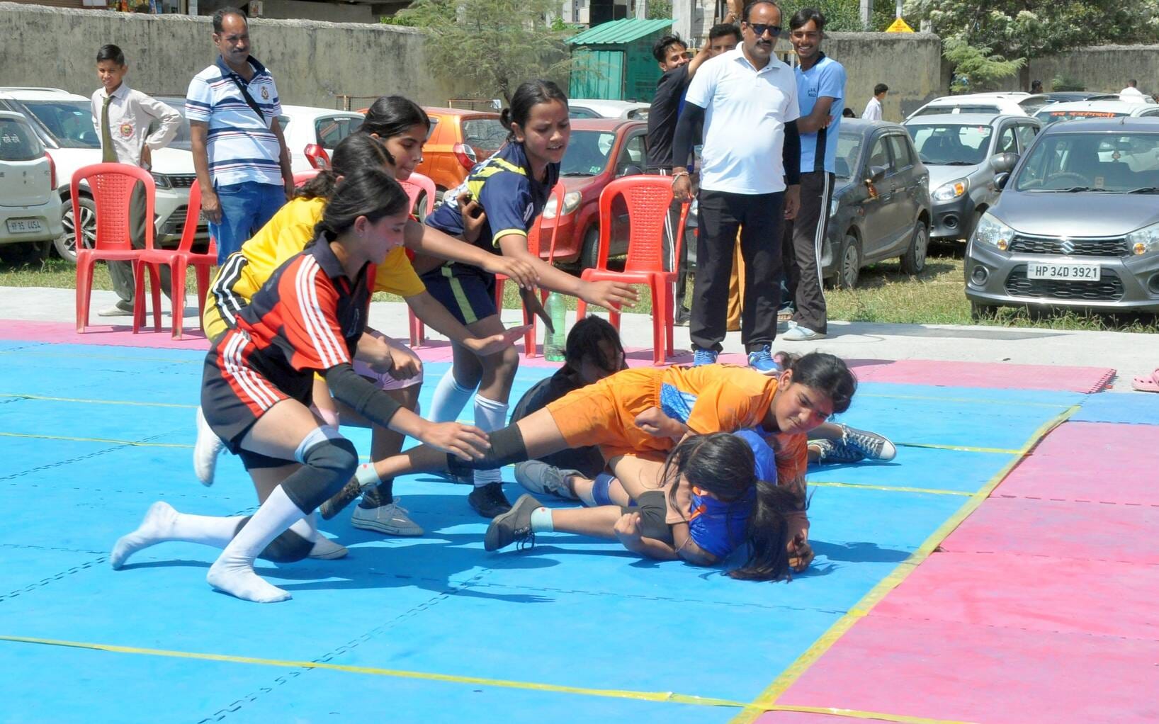 भुंतर स्कूल में चल रही खेलकूद प्रतियोगिता के दौरान कबड्डी मैंच में  दमखम दिखाती कुल्लू और बंजार