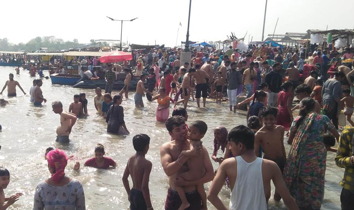 Thousands of devotees took a holy dip in the Ganges on Amavasya.
