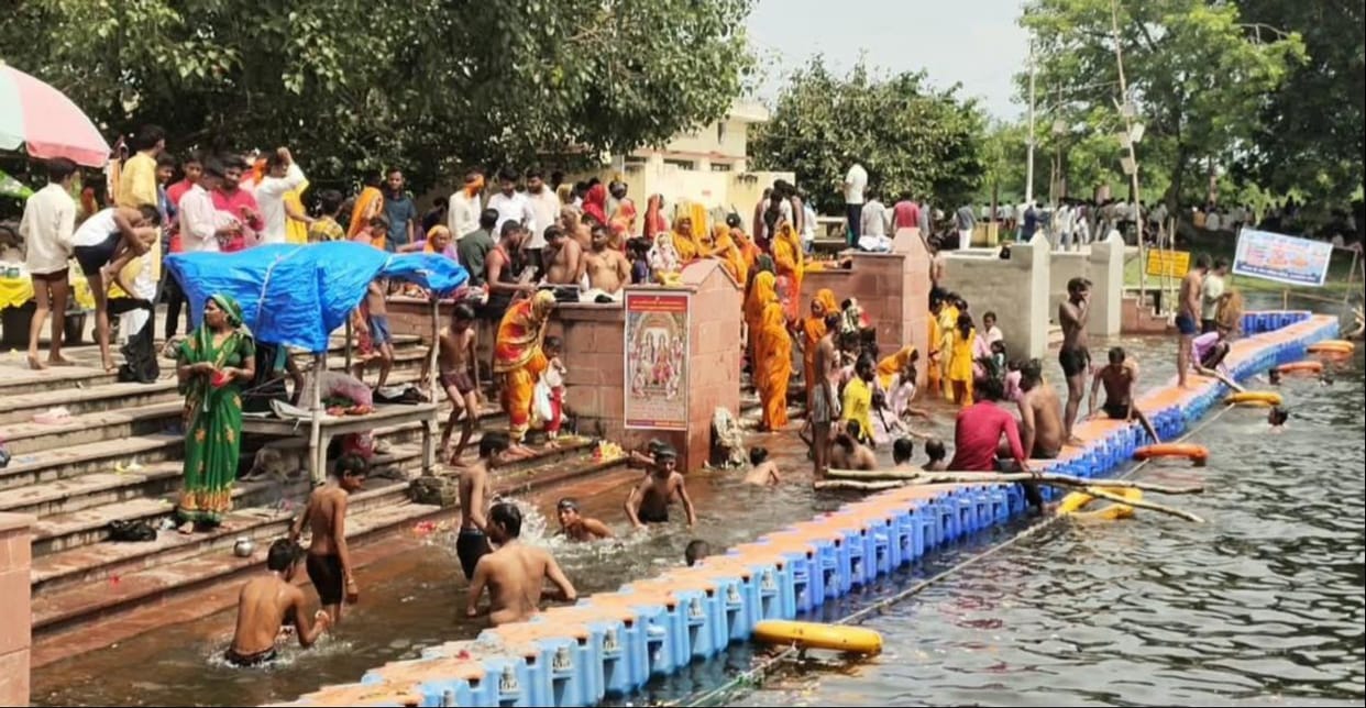Devotees took a holy dip in the Saryu