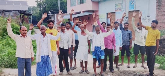 बिजली कटौती के खिलाफ प्रदर्शन करते ग्रामीण। संवाद
