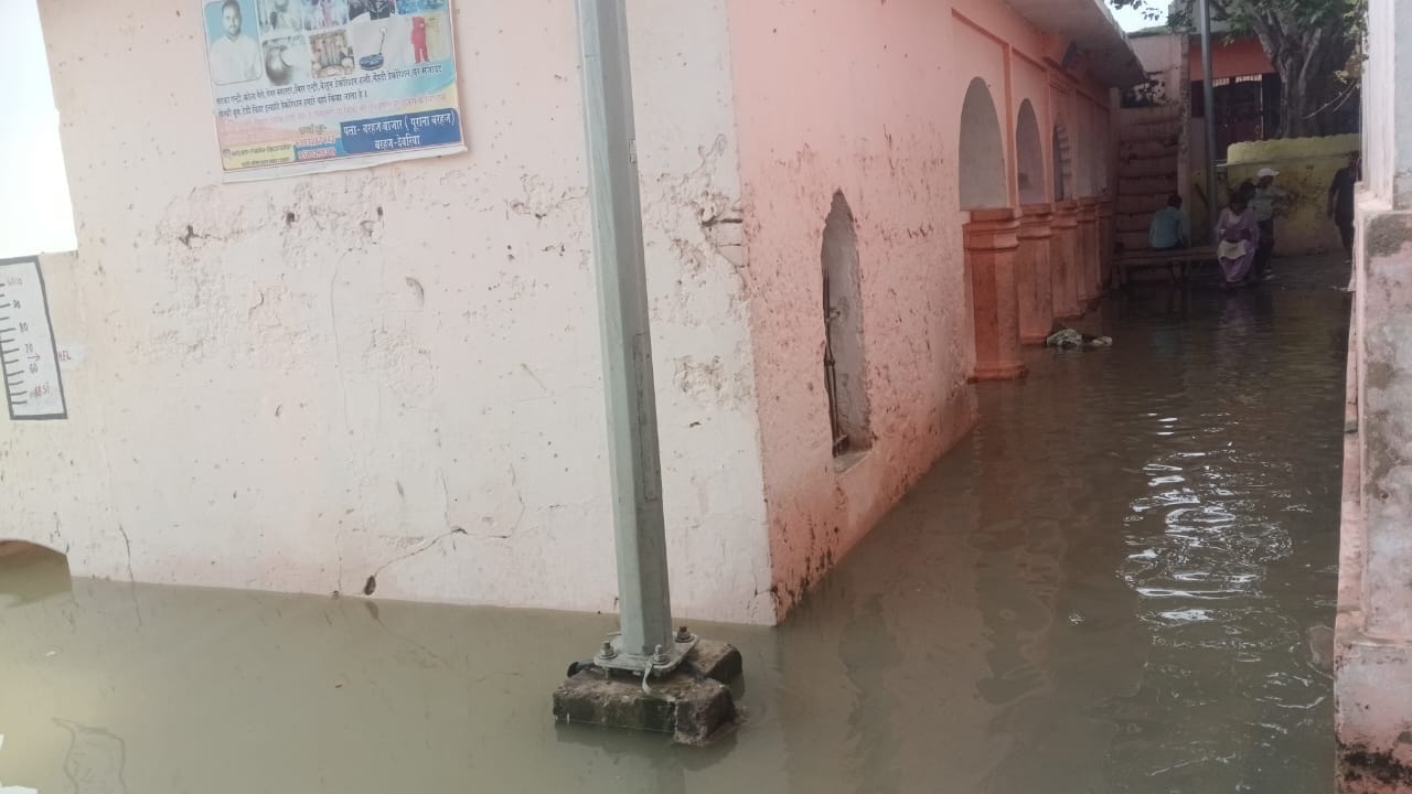 बरहज के थाना घाट पर बने पुरंदरनाथ मंदिर परिसर में घुसा बाढ़ का पानी