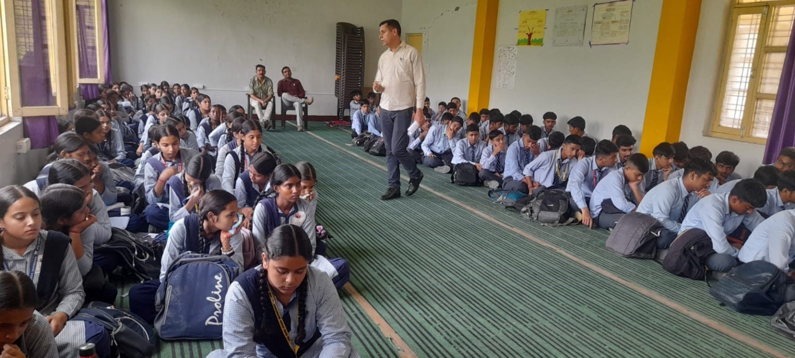 बरमाणा स्कूल में आयोजित करियर काउंसलिंग सत्र में विद्यार्थियों को जानकारी देते प्रशिक्षक। स्रोत