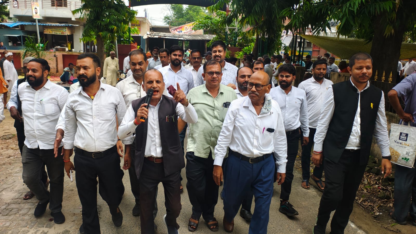 बैरिया तहसील के न्यायालयों में अव्यवस्था के विरोध में प्रदर्शन करते अधिवक्तागण।संवाद