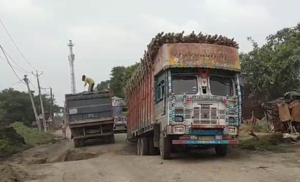 Two overloaded trucks got stuck in a pothole on Shahbad Road, causing a massive traffic jam.