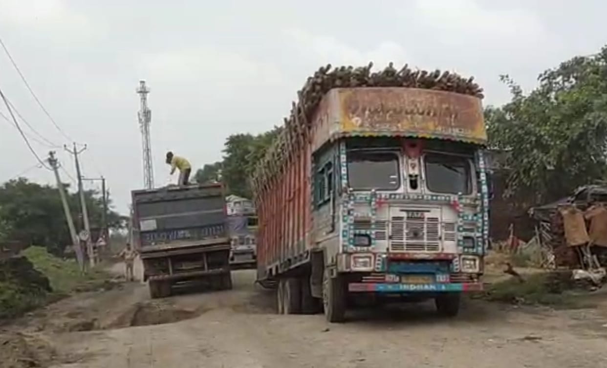 Two overloaded trucks got stuck in a pothole on Shahbad Road, causing a massive traffic jam.