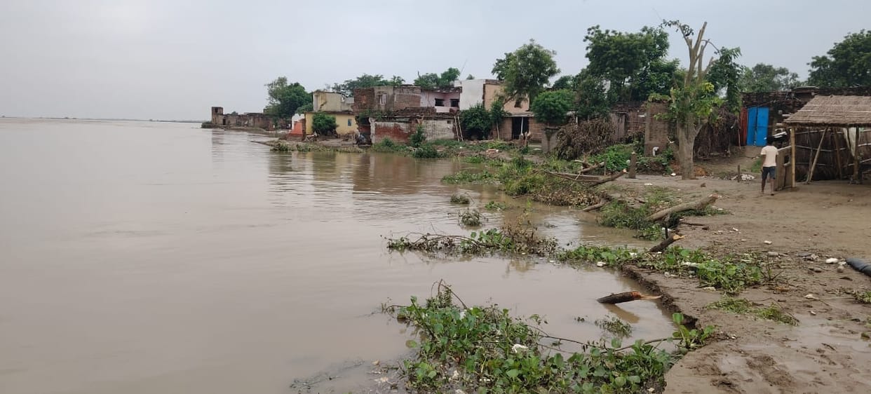 Ganga's water level stable at 58.615 meters; water remains stagnant in villages.