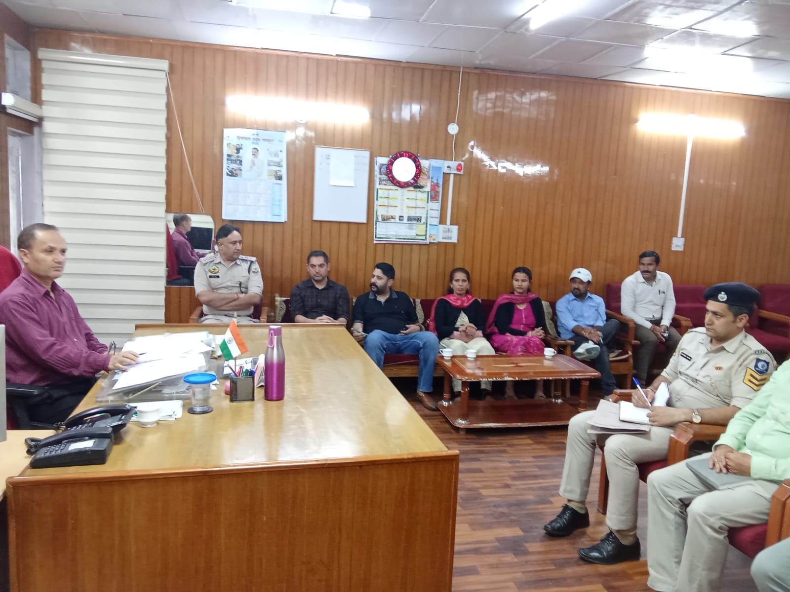 चौपाल में नशे के खिलाफ बैठक की अध्यक्षता करते एसडीएम। संवाद