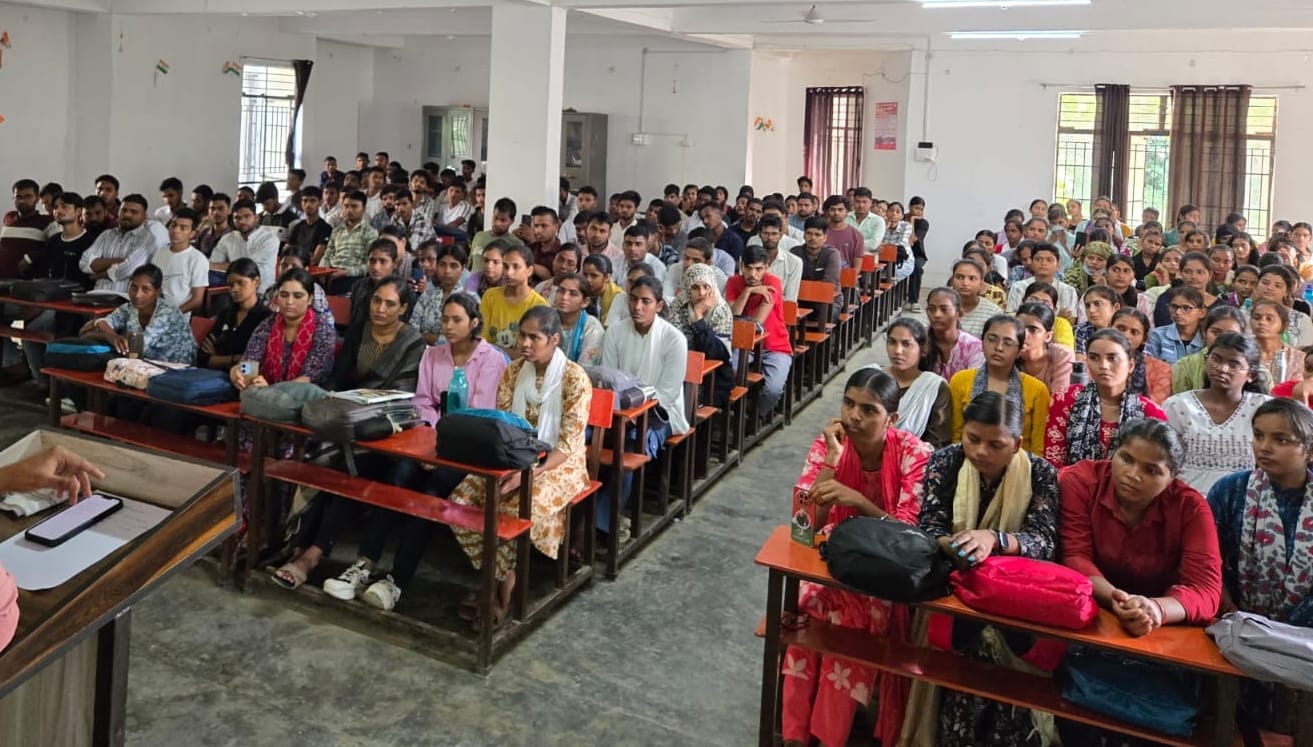 डॉ. आंबेडकर पुस्तकालय भवन में आयोजित कार्यक्रम में मौजूद छात्र-छात्राएं। स्रोत-सूचना कार्यालय
