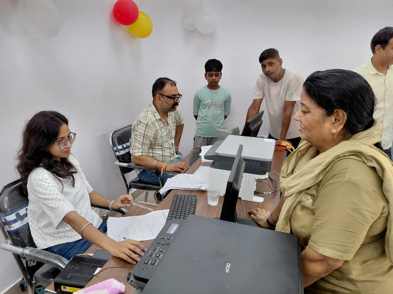 डाकघर में खुले आधार काउंटर पर अपना आधार कार्ड सही कराते लोग। संवाद