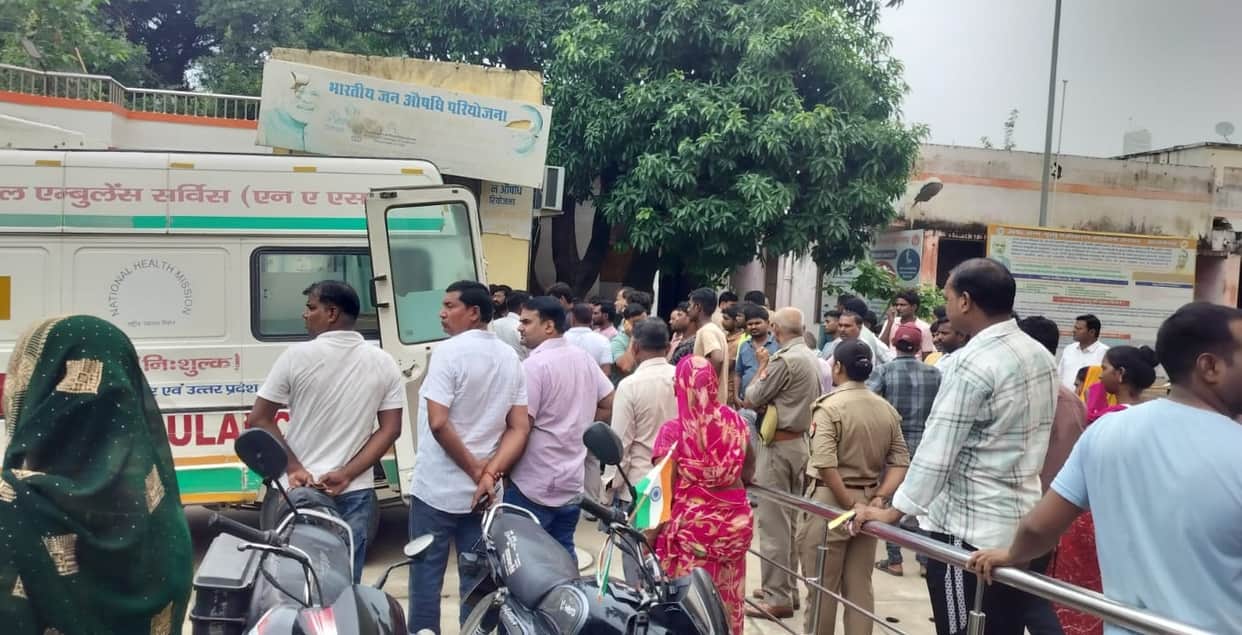 Patient dies at Phulpur CHC; uproar ensues over allegations of lack of oxygen.