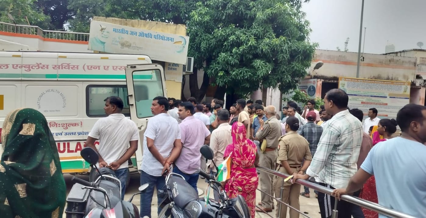 फूलपुर में मरीज की मौत के बाद अस्पताल के बाहर परिजन और भीड़। संवाद