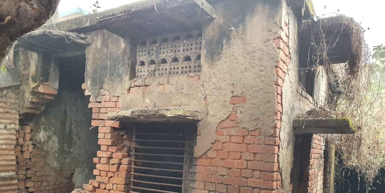 फोटो-1-बलरामपुर के पेहर में खंडहर हुआ पंचायत भवन ।-संवाद